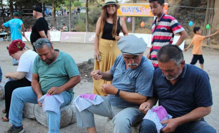 Eski oyun ve gelenekleri yeni nesillere aktardılar