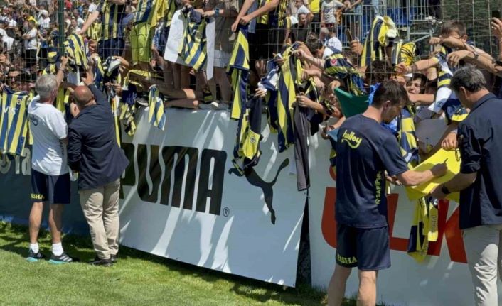 Fenerbahçe, hazırlıklarını taraftara açık yaptığı antrenmanla sürdürdü