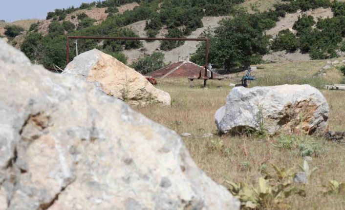 Futbol sahası ’taş sahası’ oldu