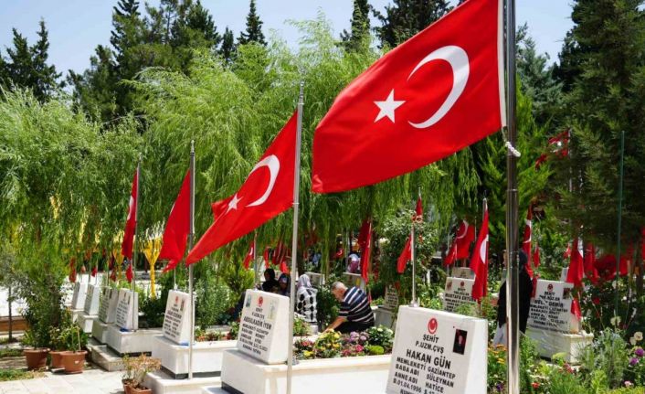 Gaziantep’teki mezarlıklar ve şehitliklerde Arefe yoğunluğu