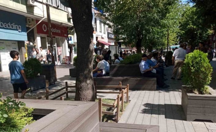 Gölgelerin altına sığınan vatandaşlar güneşli alanları boş bıraktı