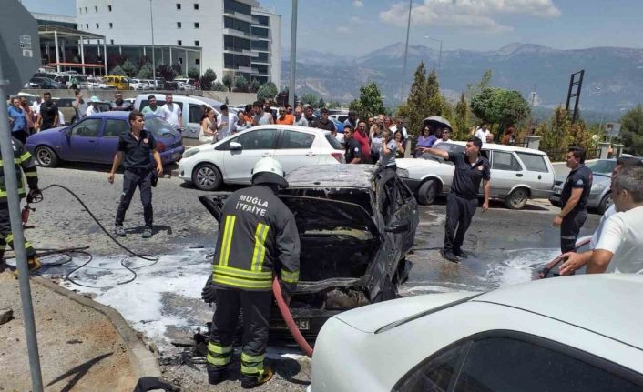 Hastane bahçesindeki araç yangını faciaya yol açmadan söndürüldü