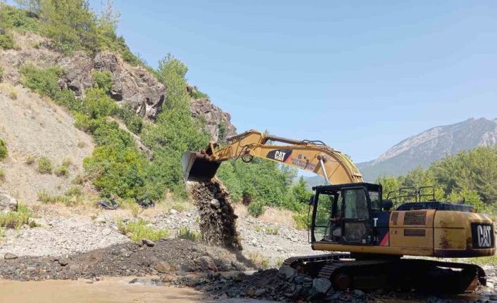 HBB dere ve kanal temizliklerine hız verdi