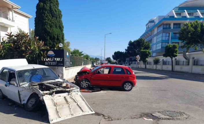 İki otomobil kafa kafaya çarpıştı: 2 yaralı