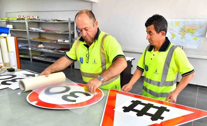 İzmir Büyükşehir, yılda 15 bin trafik levhası monte ediyor