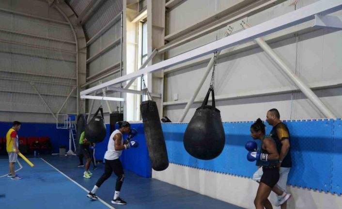 Kadın Boks Milli Takımı, olimpiyatlara yabancı ülkelerle hazırlanıyor