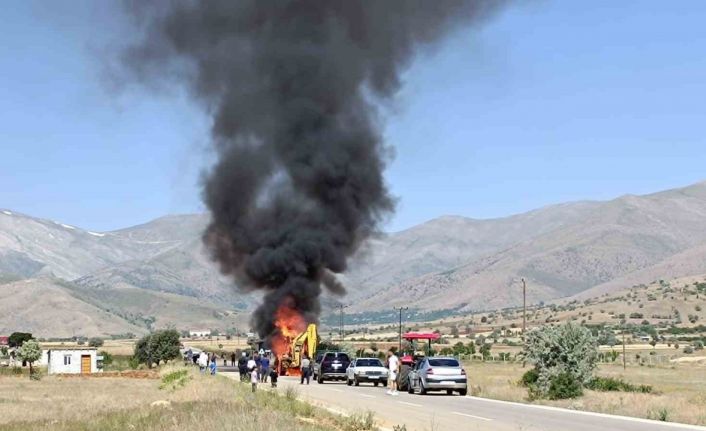 Kahramanmaraş’ın Afşin ilçesinde seyir halindeki kepçe yandı