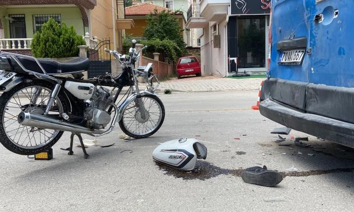 Karaman’da 2 araca çarpan motosiklet sürücüsü ağır yaralandı