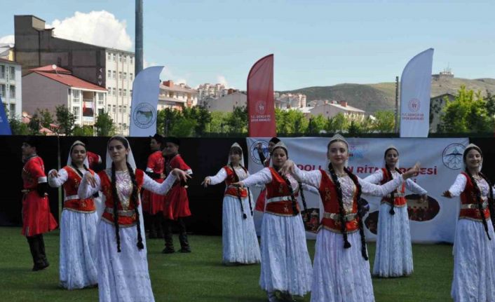 Kars’ta halk oyunları rüzgarı esti