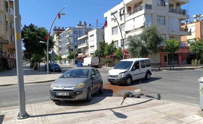 Kavşaktaki kaza ucuz atlatıldı, şiddetli çarpışmada yaralanan olmadı