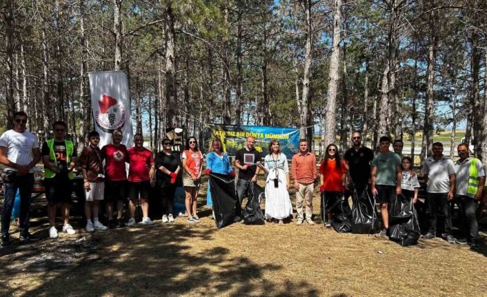 Kırklareli’nde öğrenciler piknik alanındaki çöpleri topladı