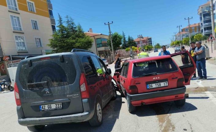 Konya’da otomobil ile hafif ticari araç çarpıştı: 5 yaralı