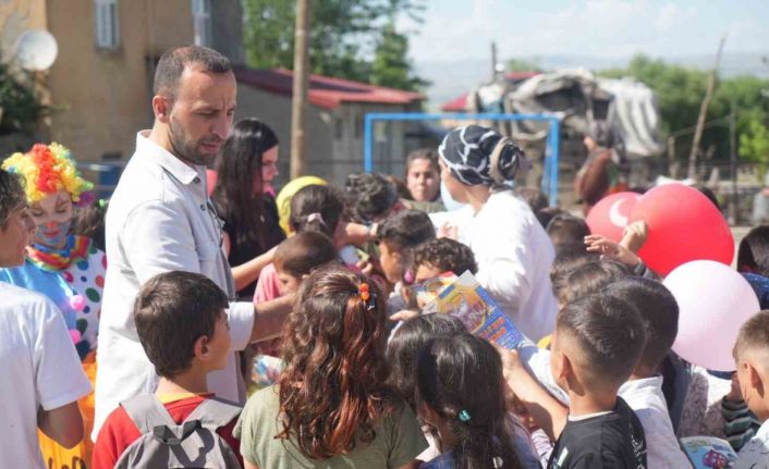 Köy çocukları müzik eşliğinde geleneksel oyunlar oynadı