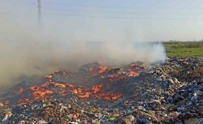 Kumlu’da çıkan çöplük yangını söndürüldü