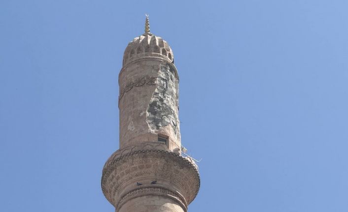 Mardin’de minareye yıldırım düştü