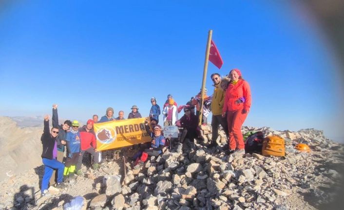 Mersinli dağcılar Medetsiz Tepesine tırmandı