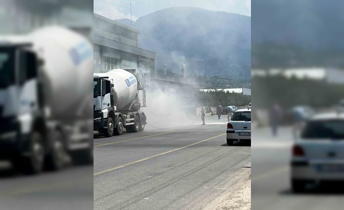 Minibüs alev topuna döndü, ilk müdahale beton mikserindeki suyla yapıldı