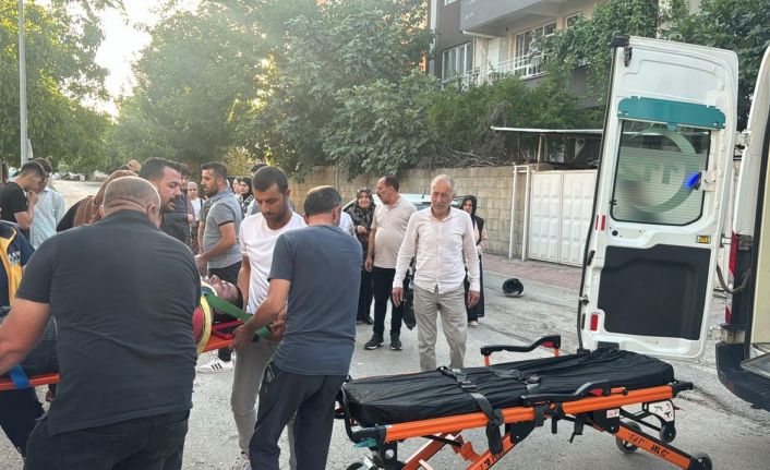 Motosiklet ile otomobil çarpıştı: 1’i ağır 2 yaralı