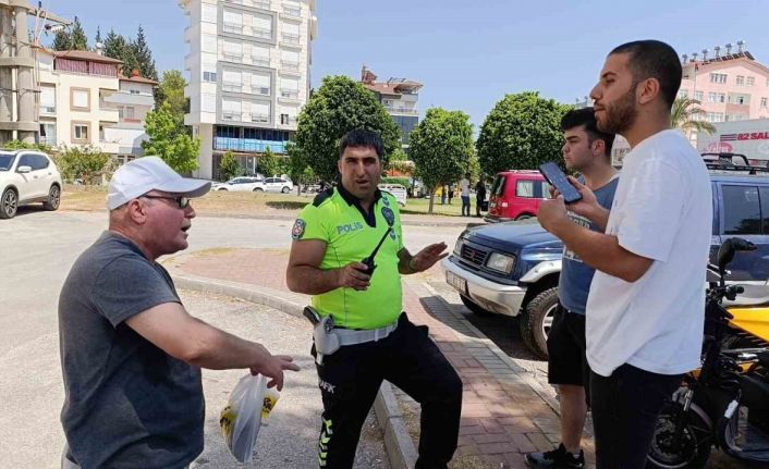 Motosikletlere çarpıp kaçan sürücüyü peşinden koşarak yakaladı