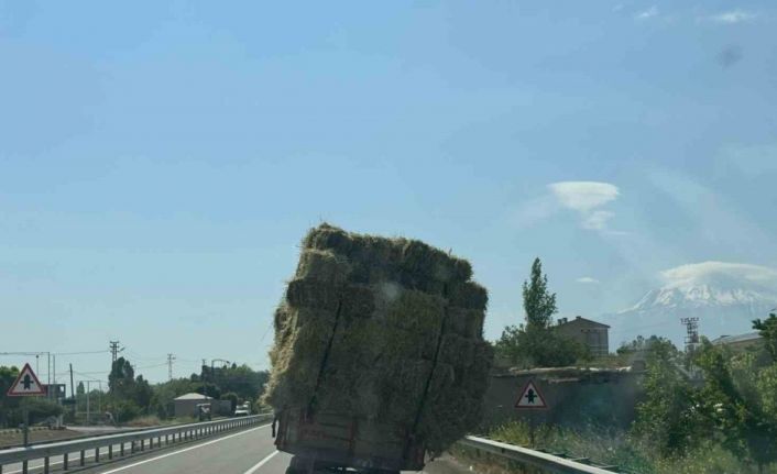 Ot yüklü traktörün tehlikeli seyri kamerada