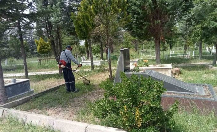 Pazaryeri Belediyesi mezarlıkta genelinde genel bakım ve temizlik çalışma yaptı