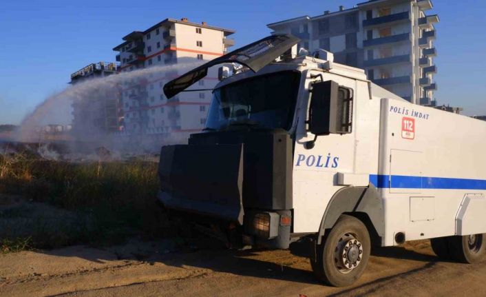 Polis TOMA ile yangına müdahale etti