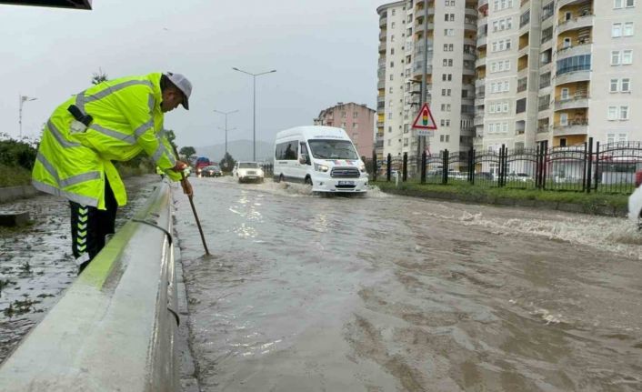 Rize’de sağanak yağmur sonrası cadde ve sokaklar göle döndü