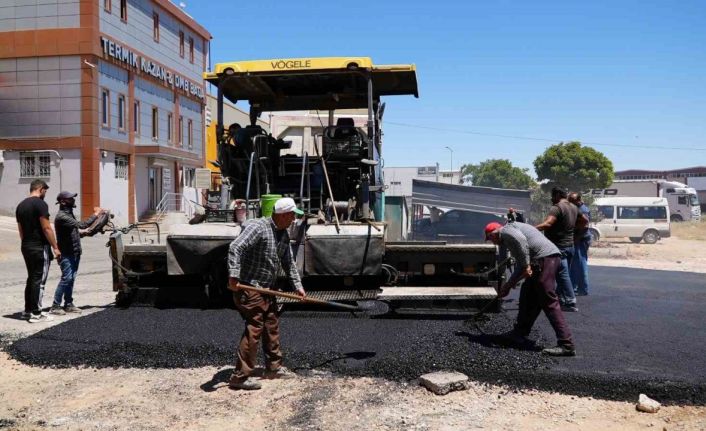 Sanayi Mahallesi’ndeki yeni yollar asfaltlanıyor