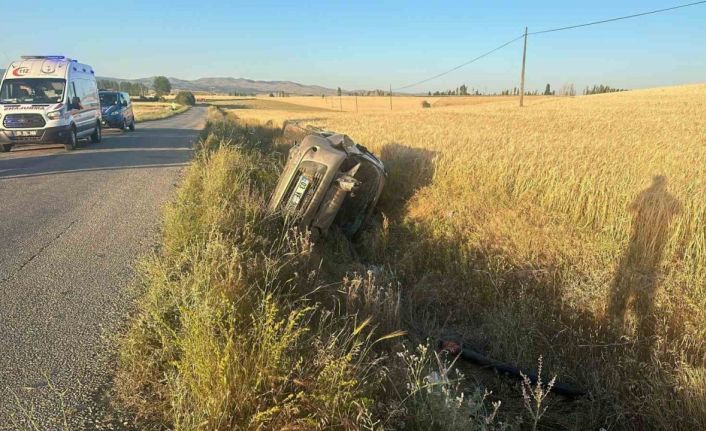 Şarampole devrilen otomobilden şans eseri yaralı kurtuldular