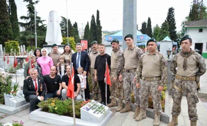 Şehit mezarlarına karanfil bıraktılar, şehit aileleri ile bayramlaştılar