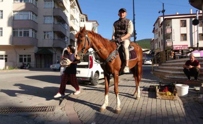 Şehrin ortasında atla gezintiye çıktı, görenler şaşkınlıklarını gizleyemedi