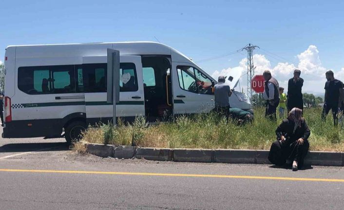 Selim’de minibüs orta refüje çıktı