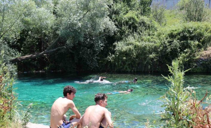 Serinlemek uğruna tehlikeli suda böyle yüzdüler