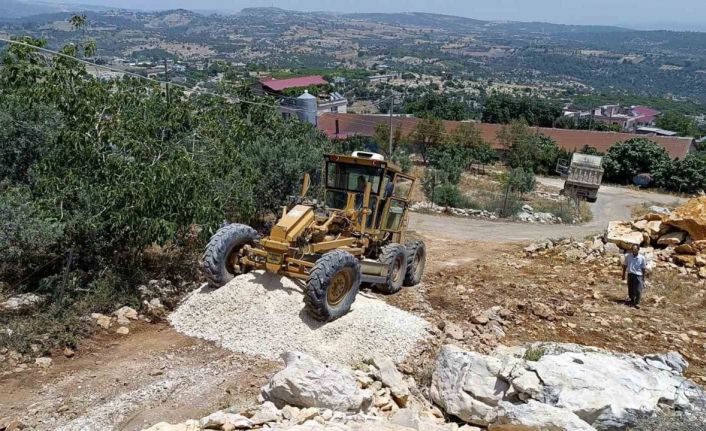 Tarsus’ta köy yolları yenileniyor