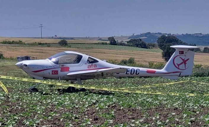 Tekirdağ’da eğitim uçağı tarlaya acil iniş yaptı