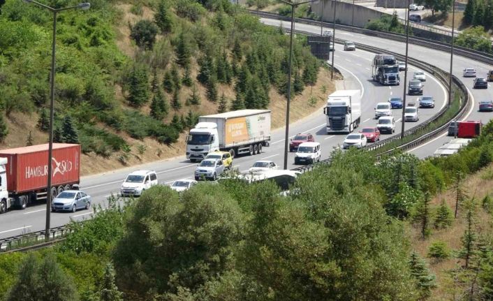 TEM Otoyolu Kocaeli geçişinde bayram dönüşü yoğunluğu