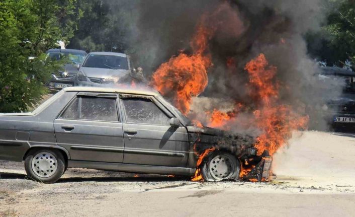 Torununu sınava getirdikten sonra otomobili alev topuna döndü