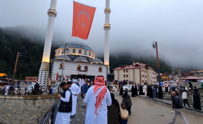 Uzungöl’de bayram yoğunluğu: Kilometrelerce araç kuyruğu oluştu