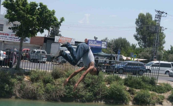 Adana’da hava sıcaklığı 44 dereceye ulaştı, çocuklar kanallara akın etti