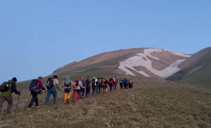 Ağrı’da Süphan Dağı zirve tırmanışı ile 15 Temmuz kutlandı