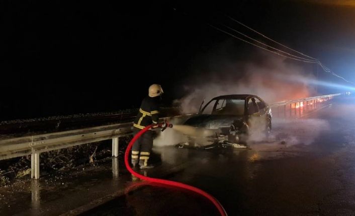 Alevlere teslim olan otomobil küle döndü