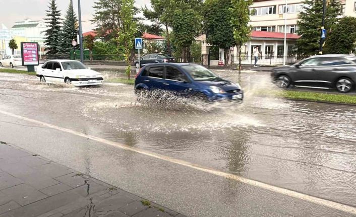 Alt yapı alarm verdi, yollar göle döndü