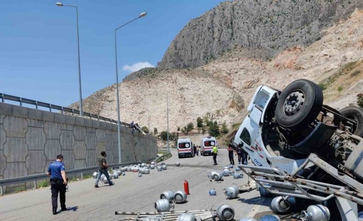 Amasya’da tüp yüklü kamyon devrildi: 1 ağır yaralı