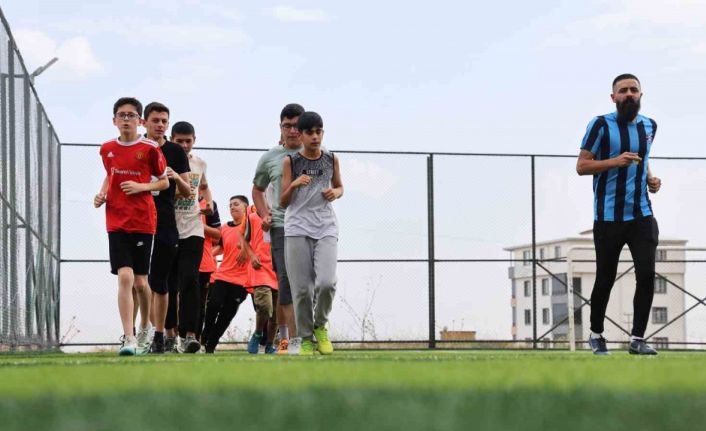 Amatör futbolcu, çocuklara kitap okuma tutkusunu futbolla aşılıyor