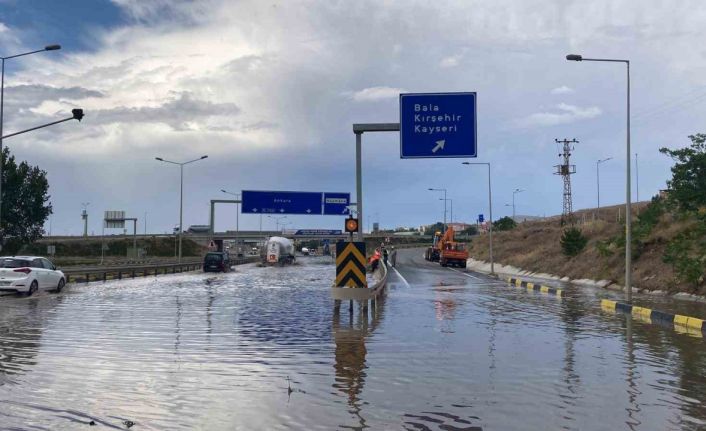 Ankara-Konya karayolu sağanak nedeniyle ulaşıma kapandı