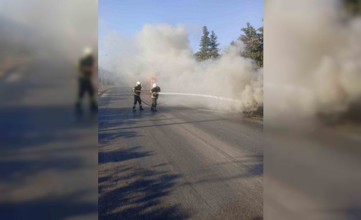 Antakya’da otomobil alev alev yandı