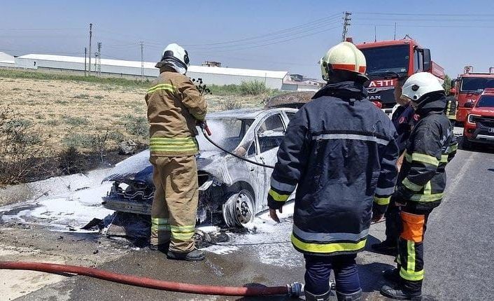 Antakya’da yanan araç kullanılmaz hale geldi