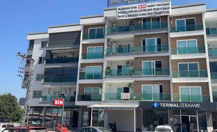 Apartman sakinlerinden BİM’e pankartlı protesto