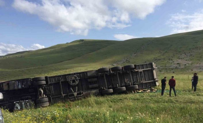 Ardahan’da tır devrildi: 1 yaralı