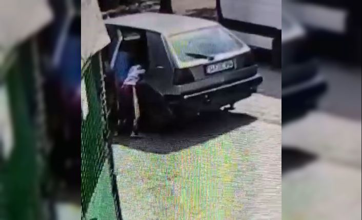 Arnavutköy’de oyun oynayan iki çocuk otomobili yaktı: O anlar kamerada